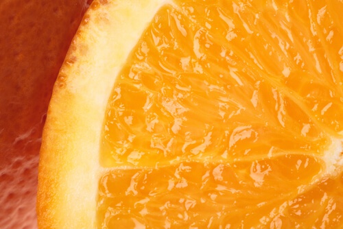 vitamina C in spicchio di arancia