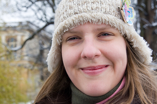 ragazza sorridente, prevenire le rughe precoci