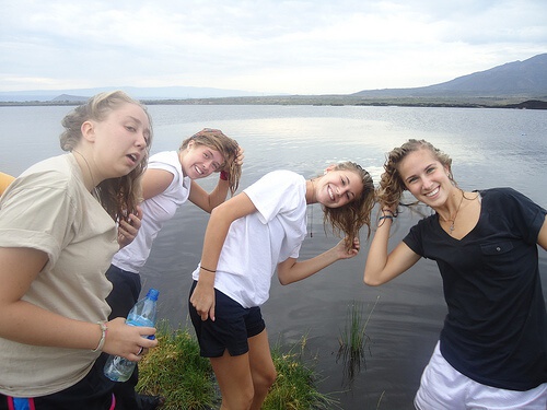 Lavarsi i capelli all'aperto