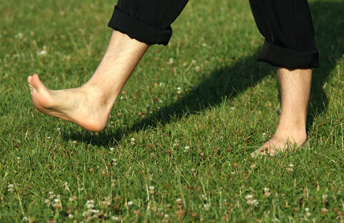 Camminare scalzi: tutti i benefici di questa attività