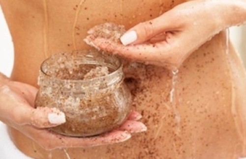 Esfoliante ringiovanente per la cute con vitamina C e uva Esfoliante ringiovanente per la cute con vitamina C e uva