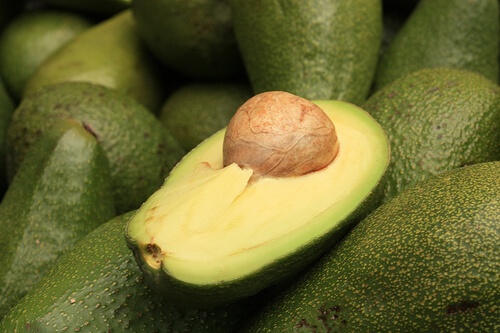 Avocado a metà