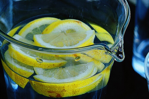 L'importanza di bere acqua e limone