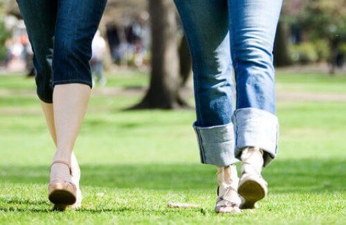 camminare su un prato