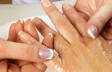 Esfoliare mani e braccia in pochi e semplici passi