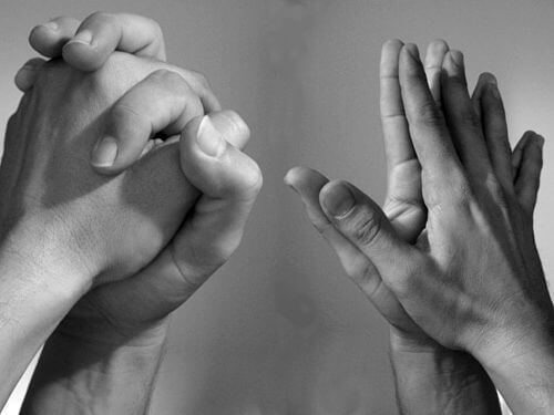 Mani che si intrecciano