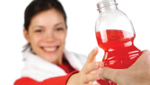 ragazza con bevanda energetica