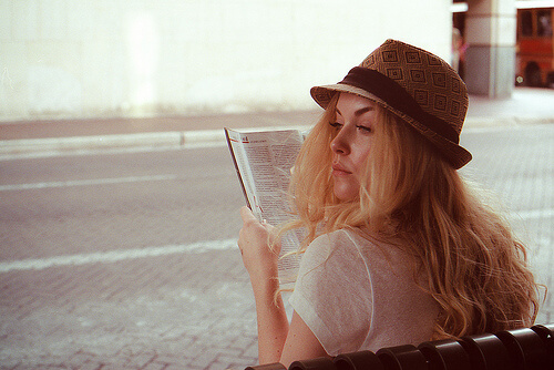 Donna con capelli lunghi e cappello