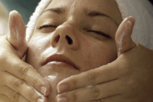 Prendersi cura della pelle durante la menopausa