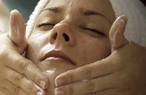 Prendersi cura della pelle durante la menopausa