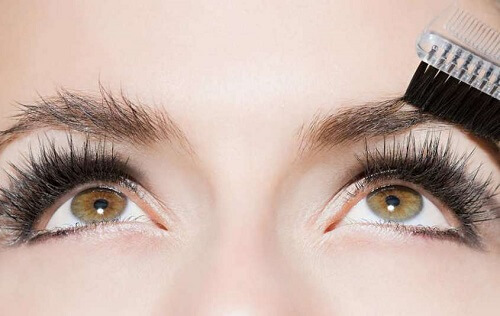 pettinare sopracciglia