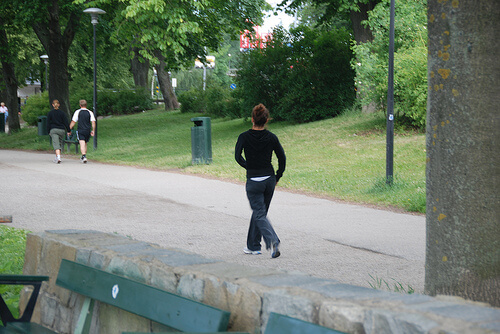 Uomo corre nel parco