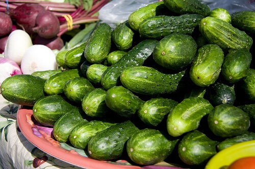 Vassoio pieno di cetrioli