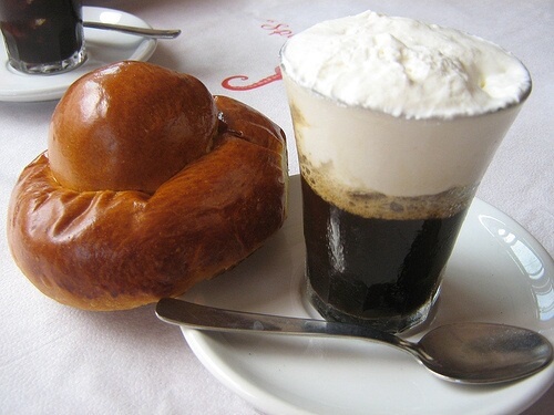 Granita di caffè guarnita di panna con brioche