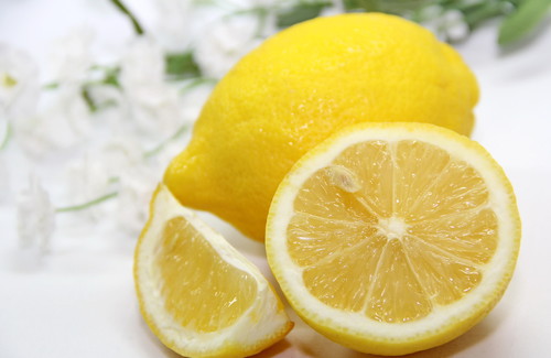 Acqua e limone ogni mattina? Scoprite perché fa bene