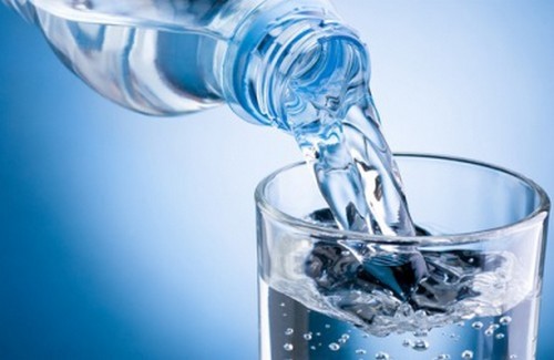 Benefici del bere acqua tiepida regolarmente