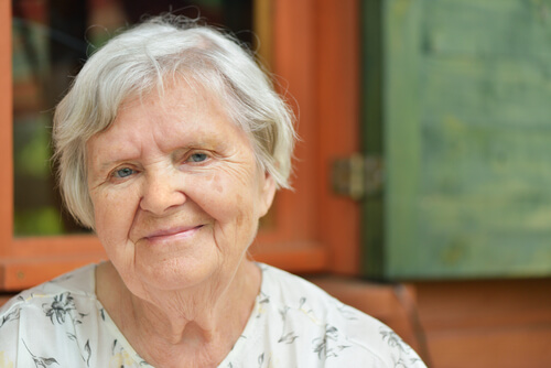 Signora con capelli bianchi