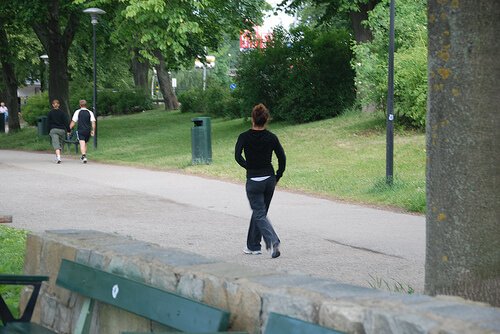 Donna che cammina nel parco