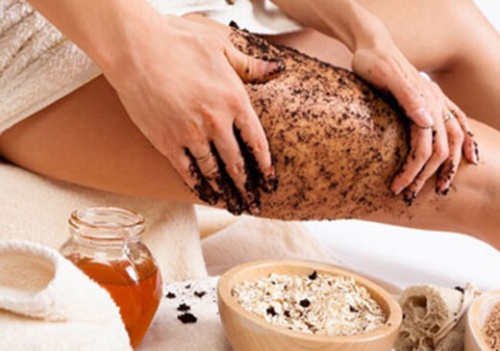 Massaggio esfoliante con caffè