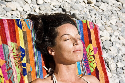 Donna che prende il sole