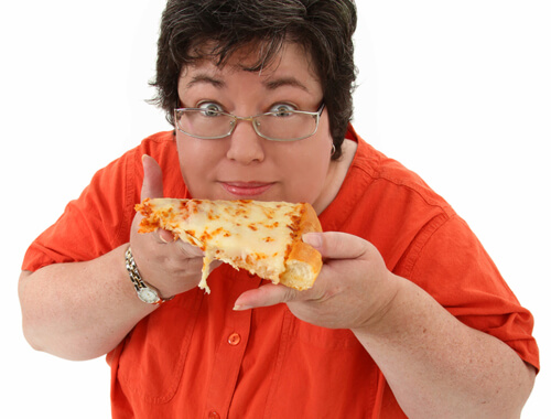Donna con fetta di pizza