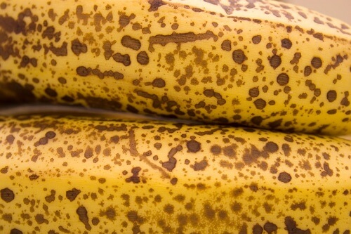 Uno degli usi della buccia di banana matura