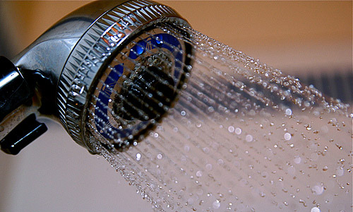 Farsi la doccia con acqua fredda e i 10 benefici che ne derivano
