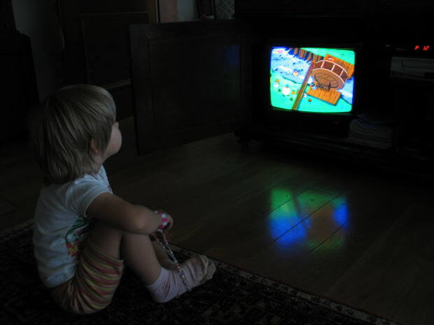 bambino davanti al televisore