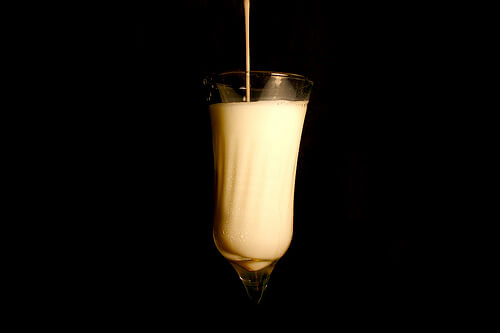 latte di soia versato in un bicchiere