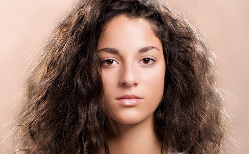 Ragazza dai capelli mossi