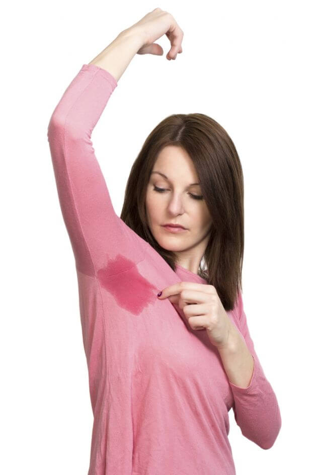 donna con maglia bagnata sotto le ascelle