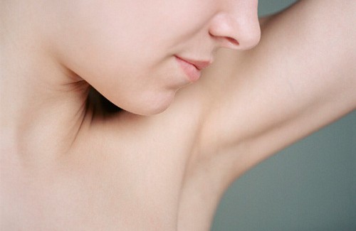 Schiarire le ascelle con 11 rimedi naturali