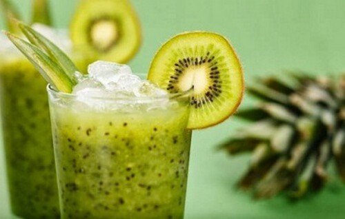 Frullato verde di kiwi e lattuga