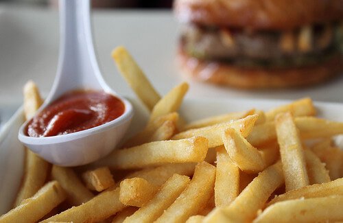 Patate fritte con salsa