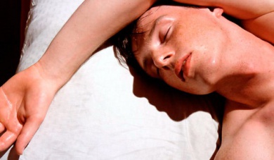 Sudare mentre si dorme: è normale?