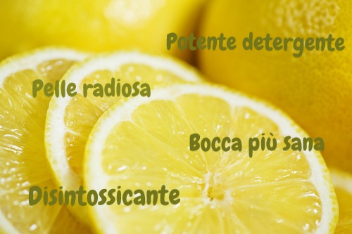 i benefici di un bicchiere di acqua e limone sono innumerevoli