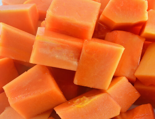 Papaya dagliata a cubetti