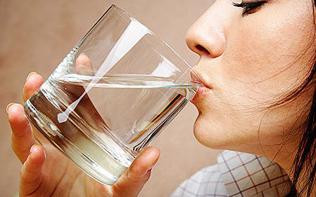 bere molta acqua aiuta a mantenere alte le energie