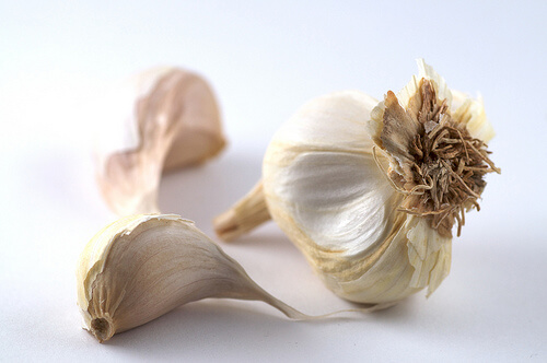 Aglio per lo stomaco gonfio