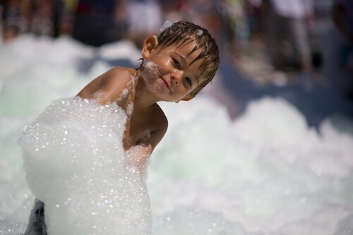 Bimbo fa bagno di schiuma