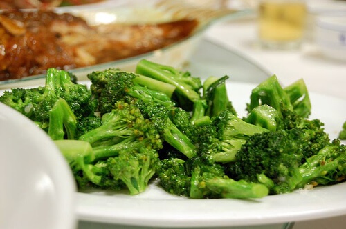 la verdura a foglia verde è ricca di vitamina K