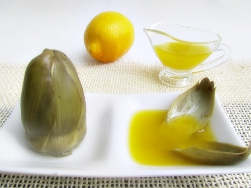 carciofi e limone sono tra gli alimenti raccomandati in caso di ulcera gastrica