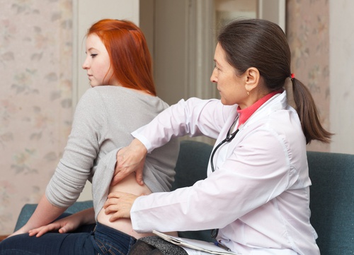 Medico tocca i reni a paziente giovane