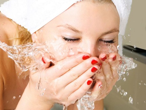 Lavare il viso con acqua