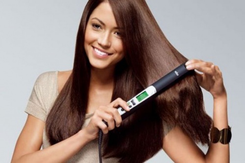 Ragazza si piastra i capelli