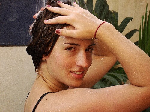 Ragazza mentre si lava i capelli