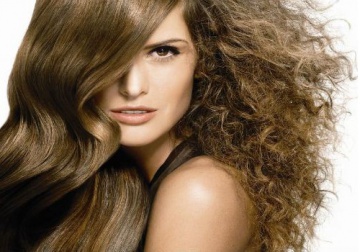 Capelli crespi: eliminare l'effetto frizz con prodotti naturali