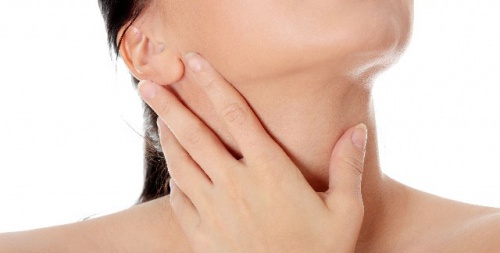 Se l'acne compare sul collo può essere sintomo di stress