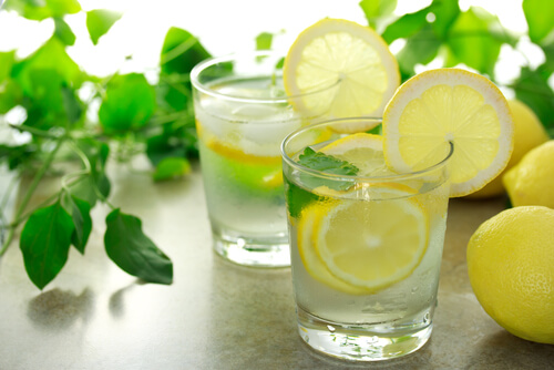 Acqua tiepida con limone