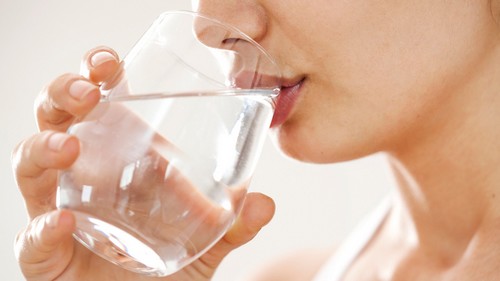 Bere acqua fresca fa davvero male?